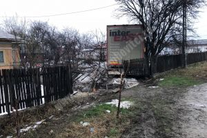 CORNEȘTI: Un TIR scăpat de sub control a rănit doi pietoni