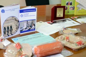 Mezeluri colorate cu cătină