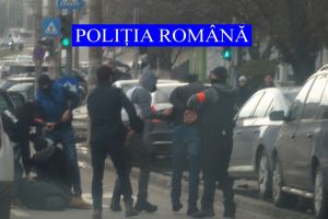 Surprinşi în flagrant, după ce au furat dintr-o locuinţă