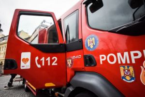 Autobuz in flacari, la Podul Inalt