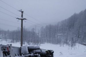 Un TIR incarcat cu fier vechi a cazur in PRAPASTIE, la Cheia