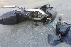 Accident provocat de un şofer, de 71 de ani. Nu a cedat trecerea şi a lovit un motociclist