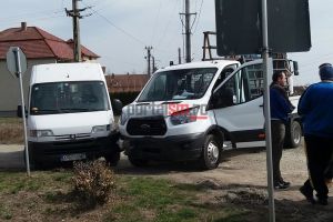 FOTO/VIDEO. Accident la Odoreu. Trei autoutilitare avariate: una era nou nouţă!