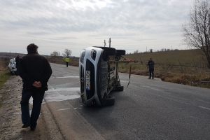 FOTO&VIDEO. Impact puternic! Maşină rostolgolită şi răsturnată pe o şosea din Satu Mare