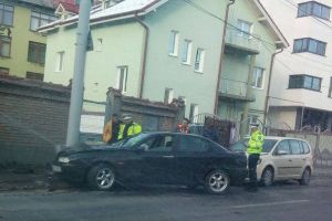 FOTO Băcăuan mort de beat, accident la Sibiu. A intrat cu maşina în stâlp