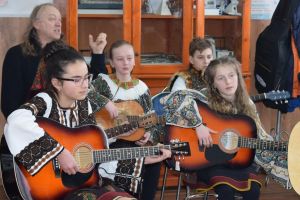 Ştefan Hruşcă sprijină copiii pasionaţi de folk din Ciocăneşti