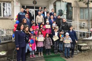 GALERIE FOTO: Poliţia, luată cu asalt de zeci de copii