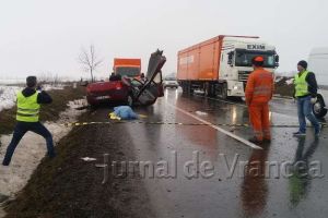 FOTO-ULTIMĂ ORĂ: Accident GRAV la graniţa cu judeţul Buzău. O persoană a DECEDAT, alte două rănite