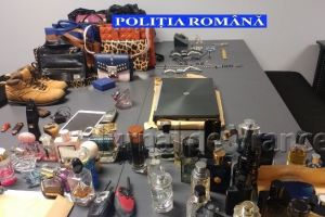 FOTO-ULTIMĂ ORĂ: Percheziţii la persoane bănuite de furturi din locuinţă