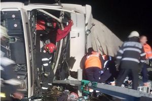 Sofer de TIR decedat dupa ce s-a rasturnat cu camionul pe A1, in apropiere de Traian Vuia