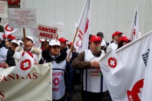 Ministerul Sănătăţii pichetat de sindicaliştii de la SANITAS