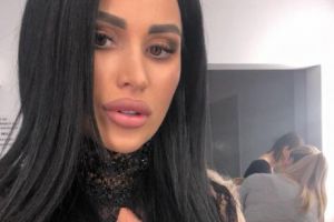 Momente CUMPLITE pentru Daniela Crudu. Bruneta, BĂTUTĂ CRUNT şi pusă la pământ! News Alert TABLOID