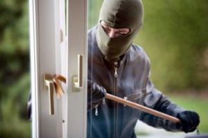 Spărgător de locuinţe, prins de poliţiştii clujeni. Era căutat de aproape un an