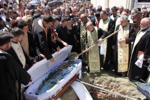O nouă afacere a Bisericii: Preoţii să „monitorizeze” cine boleşte ca să atragă clienţi pentru firma de pompe funebre a Episcopiei