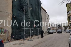Pericol pe strada Traian din Constanta. Au inceput sa cada caramizi din zidurile cladirilor vechi (fotoreportaj+video)