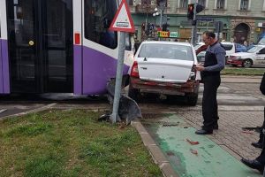 Tramvai Armonia avariat, dupa ce s-a ciocnit cu un taximetru, in Piata Iosefin