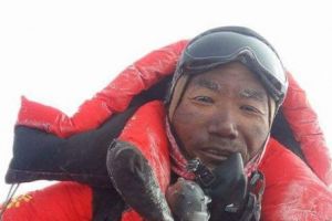 Nou record mondial. Un şerpaş nepalez se pregăteşte să urce pe Everest pentru a 22-a oară
