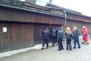 FOTO, VIDEO. Un vârstnic de 72 de ani, găsit spânzurat în garajul din propria gospodărie, la Câmpeni