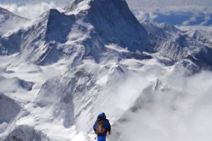 ATLETUL care a ÎNVINS orice OBSTACOL al naturii. Povestea primul om care merge ÎN MÂINI pe Everest