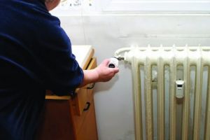Cum sunt arşi şi curentaţi la buzunare românii cu factura la “apă caldă şi căldură”