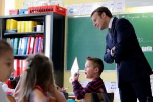 Statul CONFISCĂ copiii din FAȘĂ. Macron face ȘCOALA OBLIGATORIE de la 3 ani!