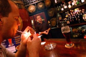 FUMATUL, PERMIS DIN NOU în baruri şi restaurante. E oficial! De la 1 MAI