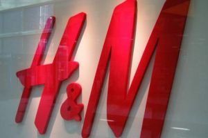 H&M, scădere a profitului cu peste 60%. Retailerul are stocuri de haine nevândute de peste 4 MILIARDE dolari