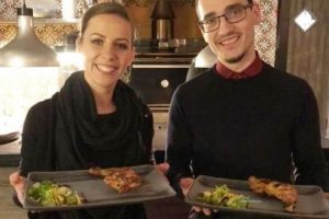 FOTO: Îmbrăcaţi în şorţ de chelneri, au adunat donaţii de peste 1.600 de euro!