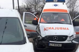 Ambulanţă avariată într-un accident, la Constanţa. Asistenta, rănită, transportată la spital 