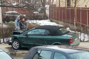 Accident cu trei răniţi într-o intersecţie din Bacău