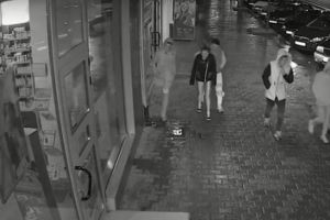 VIDEO ȘTIREA TA: Act de vandalism, surprins de camerele de supraveghere la Alba Iulia. Un tânăr distruge cu piciorul un burlan din faţa unui magazin