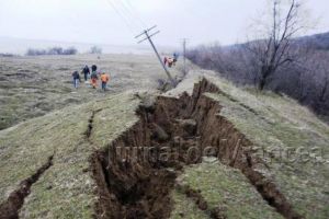 ULTIMĂ ORĂ: Alunecare masivă de teren în sud-vestul judeţului! Două comune au rămas fără curent electric