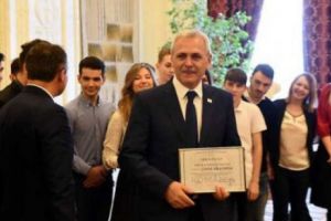 Dragnea, CERTIFICAT DE PRIETEN al Republicii Moldova din partea Asociaţiei Studenţilor şi Elevilor Basarabeni. Ce le-a declarat şeful PSD studenţilor