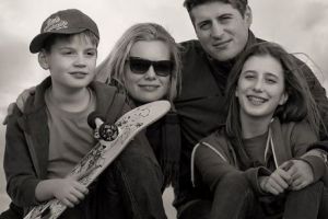 Măcel în Postul Paştelui. Proaspăt întors de la mânăstire, un tată şi-a căsăpit copiii şi soţia