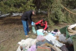  Zeci de kilograme de deşeuri menajere, abandonate în Rezervaţia „Mestecănişul” de la Reci