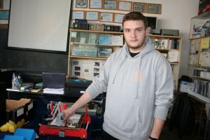 Un elev de liceu din Bistriţa a inventat o maşină inteligentă care imită perfect o imprimantă 3D