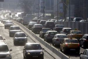 PROBLEME pentru ȘOFERI. Trafic OPRIT pe DN13 din CAUZA unui ACCIDENT 