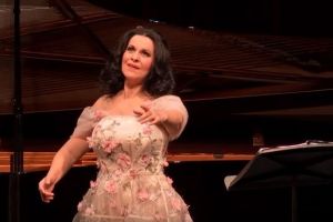 De ce Angela Gheorghiu şi nu AC/DC sau Placido Domingo la Bistriţa în anul Centenarului