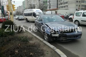 Imagini de la eveniment. Accident rutier in Constanta, la intersectia bulevardului Tomis cu strada Tulcei. Trei masini implicate (galerie foto)