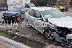 Imagini de la eveniment. Impact violent intre doua masini in Constanta, pe bulevardul Tomis. O persoana a fost ranita (galerie foto-video)