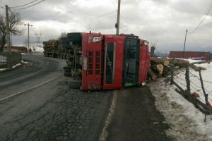 Un tir încărcat cu lemne s-a răsturnat pe DN73
