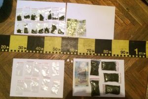 Percheziţii antidrog în Bihor: Un jandarm orădean, şeful unei reţele de traficanţi de etnobotanice (FOTO)