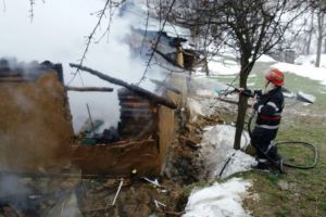 FOTO: Casă mistuită de flăcări la Nistoreşti