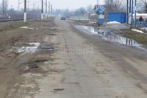 Vremea rece a împiedicat Primăria Liteni să înceapă plombarea drumului judeţean care ...