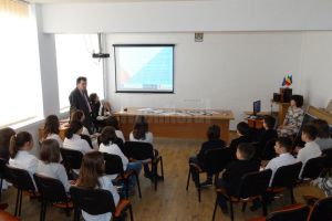 Siguranţa pe net, avantajele, dar şi pericolele din online, dezbătute la Şcoala „Ion ...