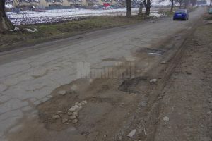 Drumuri naţionale şi judeţene intens circulate, pline de gropi care pun în pericol ...