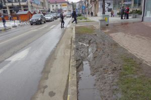 Spaţiile verzi din centrul Sucevei, distruse de roţile maşinilor parcate ilegal