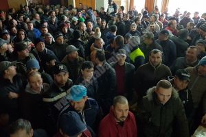 Angajaţii AsoCromsteel, în grevă generală! Sute de oameni refuză să muncească în actualele condiţii