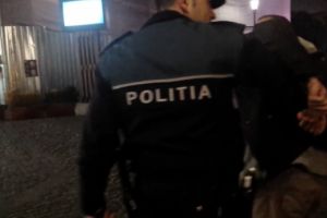Poliţistul agresat are nevoie de îngrijiri medicale. Au rupt hainele de pe el