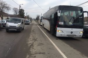 Accident rutier la Navodari. O fetita a fost lovita de o masina in timp ce incerca sa urce in autobuzul inchiriat pentru Școala Altfel (galerie foto)